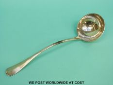 A Scottish hallmarked silver rat tail soup ladle, Edinburgh 1922 maker Hamilton & Inches,