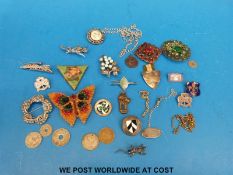 A collection of costume jewellery to include brooches,