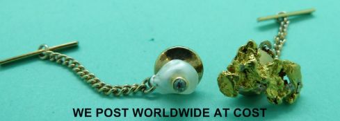 A yellow metal stud in the form of a gold nugget (3.