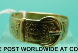 A 9ct gold buckle ring (3.