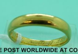 A 22ct gold wedding ring (4.