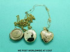 Three 9ct gold lockets and 9ct gold chain (5.