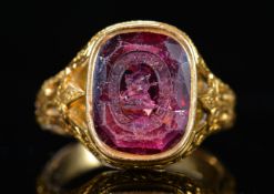 A Victorian 18ct gold ring set with an amethyst intaglio (7.
