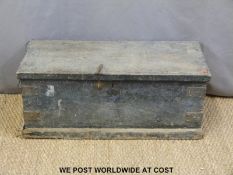 A pine trunk with two handles (L83 x D37 x H33cm)