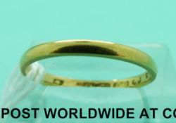 A 22ct gold wedding ring (2g,
