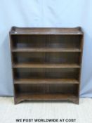 An oak five shelf bookcase with galleried top (W91 x D20 x H107cm)