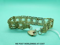 A 9ct gold gate bracelet (7.