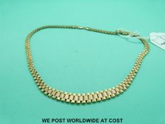 A 9ct gold necklace with textured central links (17.