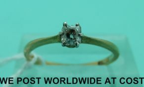 An 18ct gold ring set with a solitaire diamond (size M)