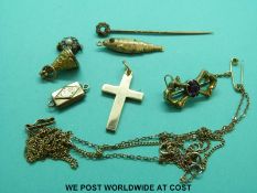 A yellow metal brooch in the form of a bow set with an amethyst (2.