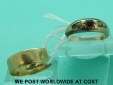 A 9ct gold wedding ring and a 9ct gold ring (5.