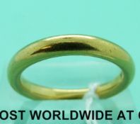 A 22ct gold wedding ring (7.