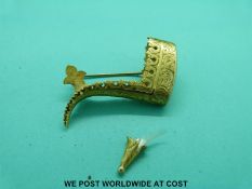 A Victorian yellow metal mount with chased decoration (9.