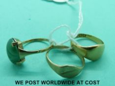 An 18ct gold signet ring (3.3g), a 9ct gold signet ring (1.