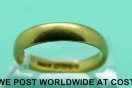 A 22ct gold wedding ring (4.