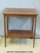An Edwardian inlaid mahogany table with undershelf (W61 x D40 x H69cm)
