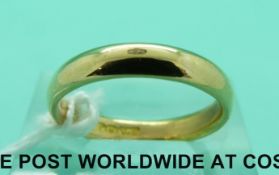 A 22ct gold wedding ring (4.