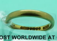 A 22ct gold wedding ring (3.
