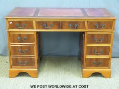 A twin pedestal leather inset desk (L122 x D61 x H75cm)