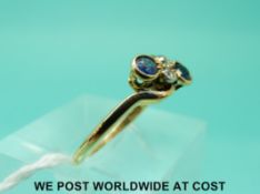 An 18ct gold ring set with two sapphires and two diamonds in a twist setting (size L)