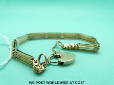 A 9ct gold gate link bracelet (10.