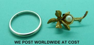 An 18ct white gold wedding band and an 18ct gold brooch set with a pearl (4.