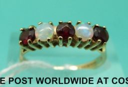 A 9ct gold ring set with opals and garnets (size M)