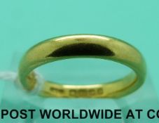 A 22ct gold wedding ring (5g,