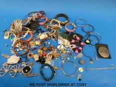 A collection of costume jewellery to include 9ct gold chain, agate beads etc.