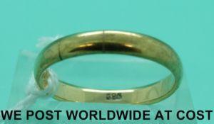 A yellow metal wedding ring marked 585 (2.