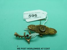 Two yellow metal brooches (5.