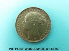 An 1885 Queen Victoria young head gold full sovereign, second reverse,