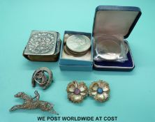 Two equestrian themed brooches,