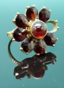 An 14ct gold ring set with garnets in a cluster (size K)