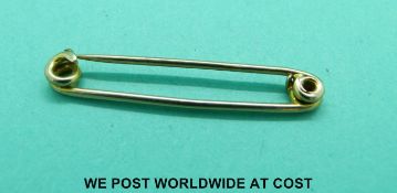 A 9ct gold hunting pin (1.