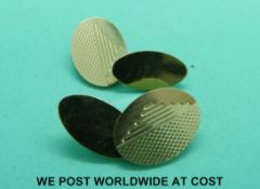 A pair of 9ct gold cufflinks with engine turned decoration (10.