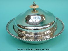 A Walker and Hall hallmarked silver muffin dish or warmer, with gadrooned edge, Sheffield 1938,