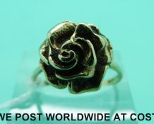 A 9ct gold ring in the form of a flower (size N)