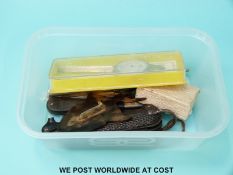 A quantity of collectables to include folding knives, propelling pencils,