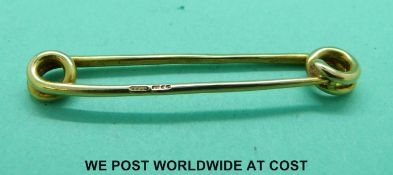 An 18ct gold hunting pin (5.