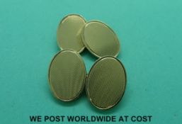 A pair of 9ct gold cufflinks with engine turned decoration (15.