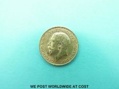 A 1915 George V gold half sovereign
