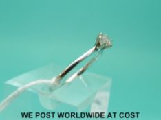 An 18ct white gold ring set with a 0.