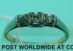 An 18ct gold ring set with three diamonds in a platinum setting (size O)