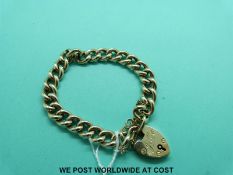 A 9ct gold curb link bracelet with 9ct gold padlock clasp (18.