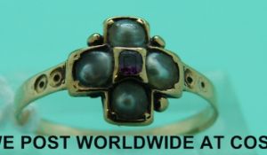 A yellow metal Victorian ring set with a ruby surrounded by four pearls (size P)