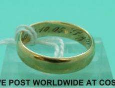 A yellow metal wedding ring marked 585 (4.