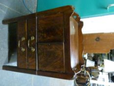 A Georgian mahogany tray top washstand (W52 x D49 x H76cm)