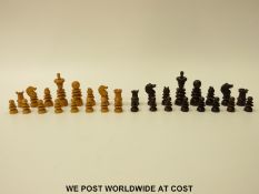 A turned boxwood and rosewood chess set, height of king 8.