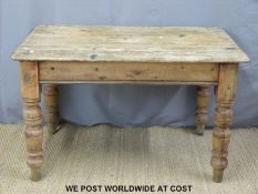A pine kitchen table (W116 x D78 x H72cm)